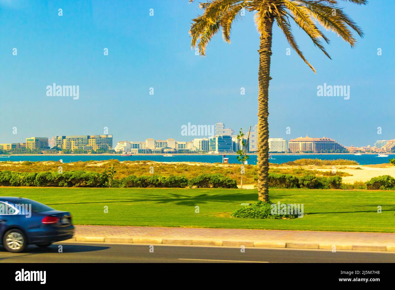 Vista della costa dalla D 94, conosciuta anche come King Salman bin Abdulaziz al Saud Street, o Jumeirah Beach Road, Dubai, 2021 Foto Stock