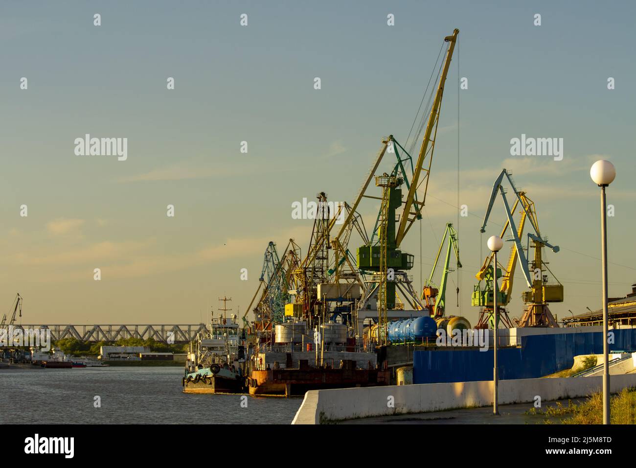 Un porto marittimo industriale costruito da costruttori russi, ucraini e turchi. Foto Stock