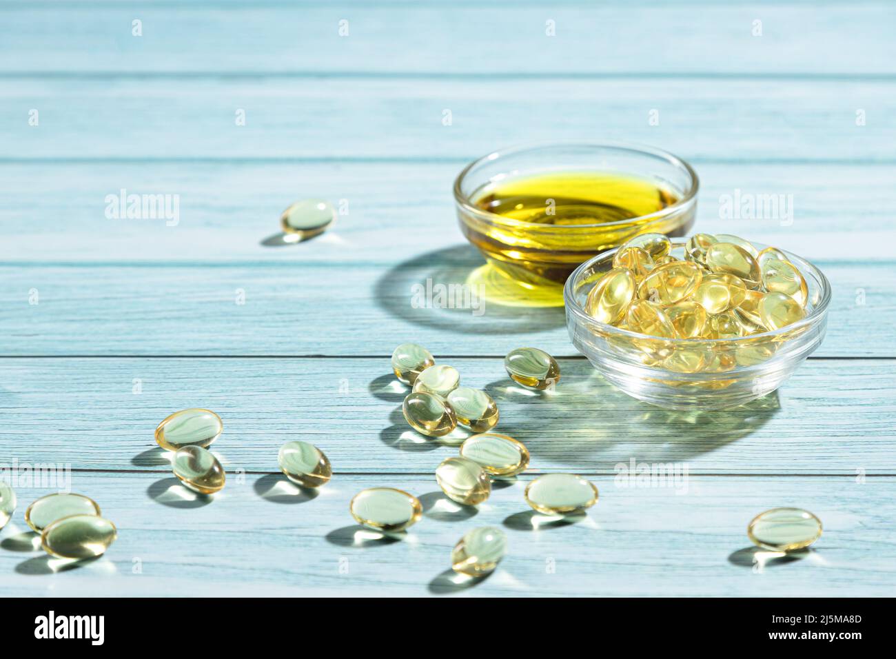 Capsule di carbonio vegetale su sfondo bianco. Concetto di integratori alimentari. Foto Stock