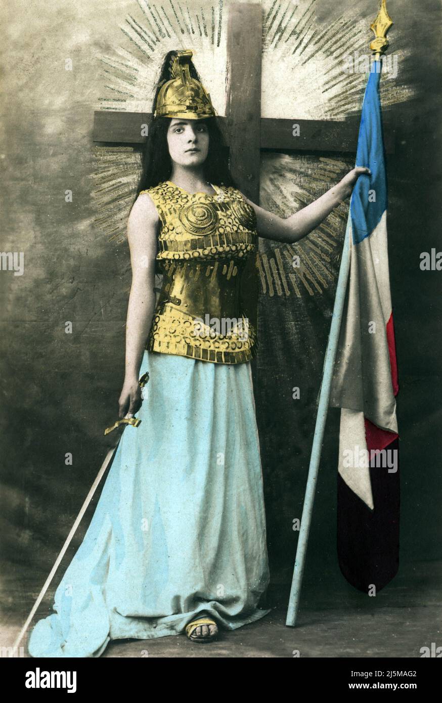 Loi de separation de l'eglise et de l'etat de 1905 : la France representee en jeune femme equipee d'une armure, fille ainee de l'eglise, avec drapeau francais et croix (legge francese del 1905 sulla separazione delle Chiese e Stato : Alllegoria di Francia, figlia maggiore della Chiesa) Collezione privee Foto Stock