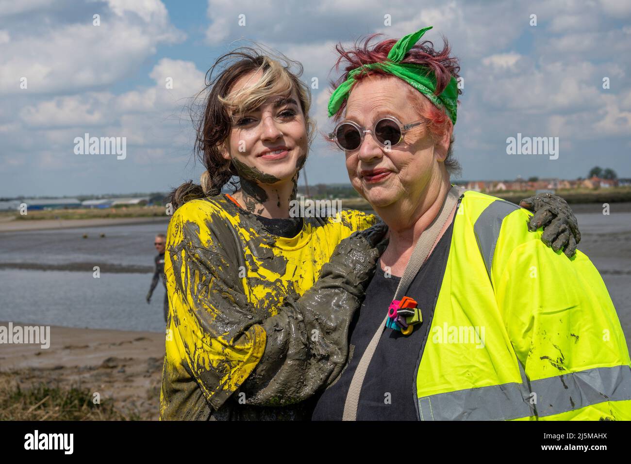 Maisi Bourke con Jo Brand (madre di Maisi) che si unì a loro dopo il completamento della Maldon Mud Race, Essex, Regno Unito. Coperto di fango Foto Stock