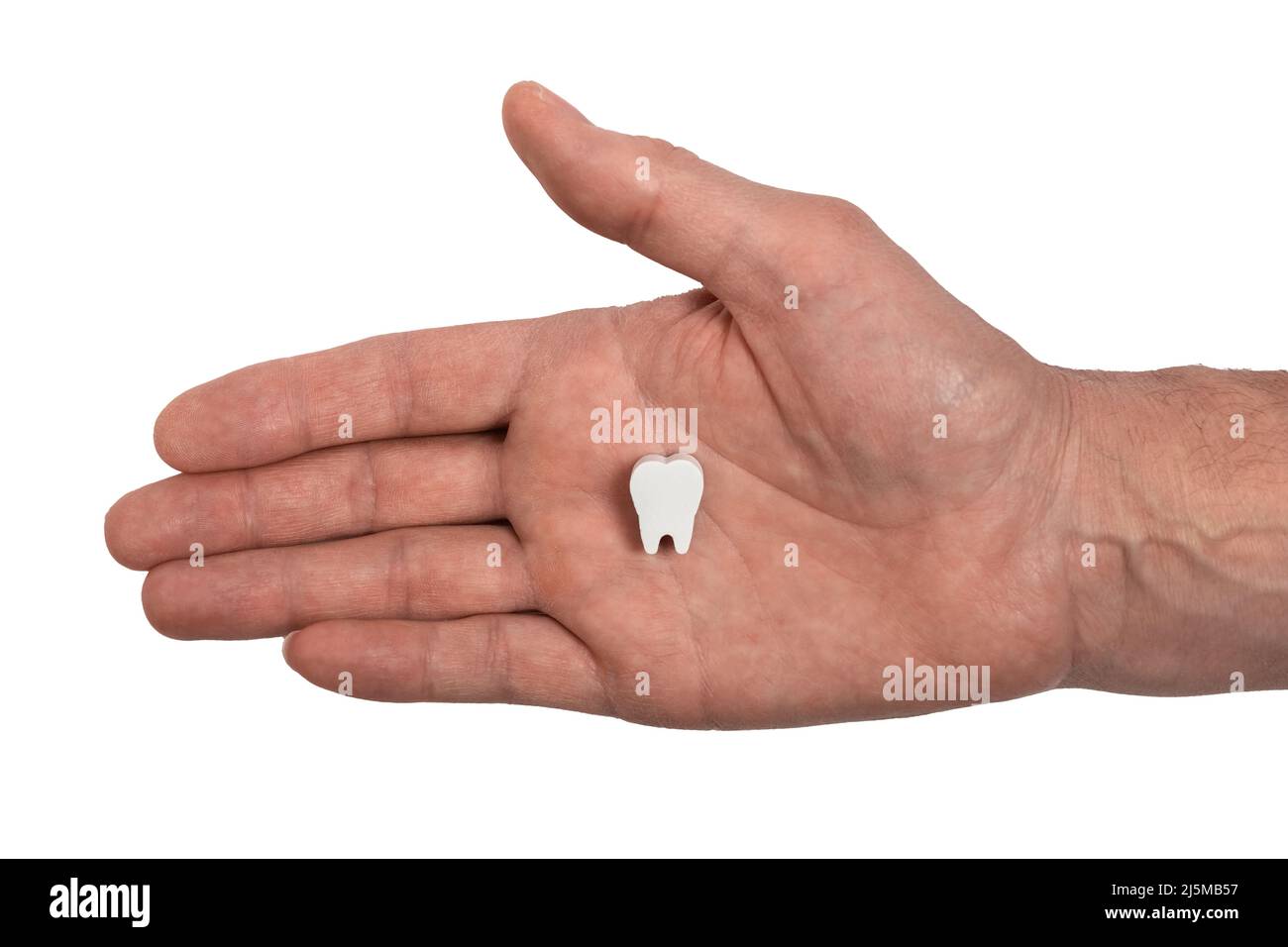 Mano uomo con dente isolato su sfondo bianco. Igiene orale, cura dentale concetto. Foto di alta qualità Foto Stock