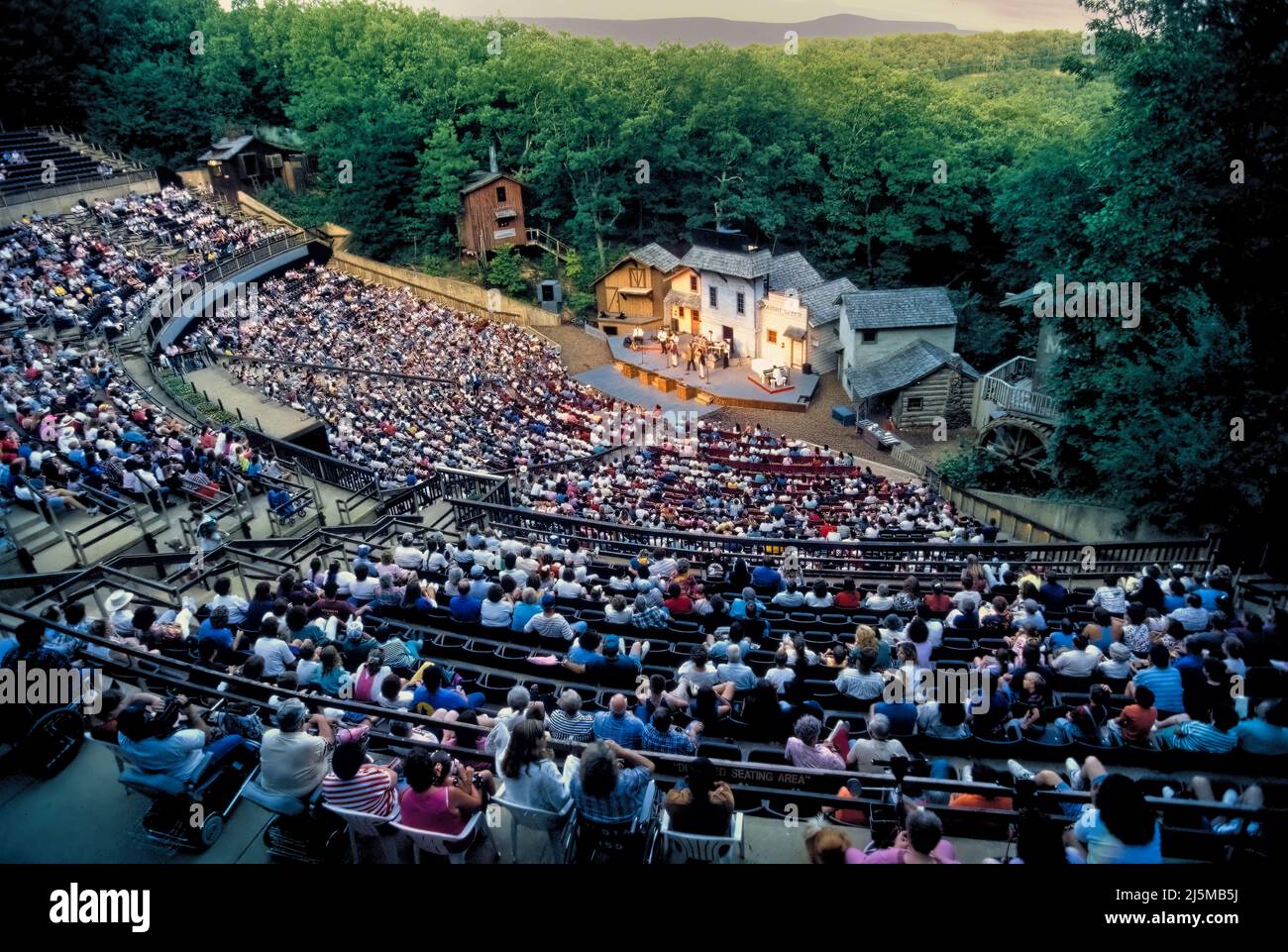 Un concerto serale estivo all'Echo Hollow Amphitheater di Silver Dollar City, vicino a Branson, Missouri, offre intrattenimento per centinaia di persone. Foto Stock