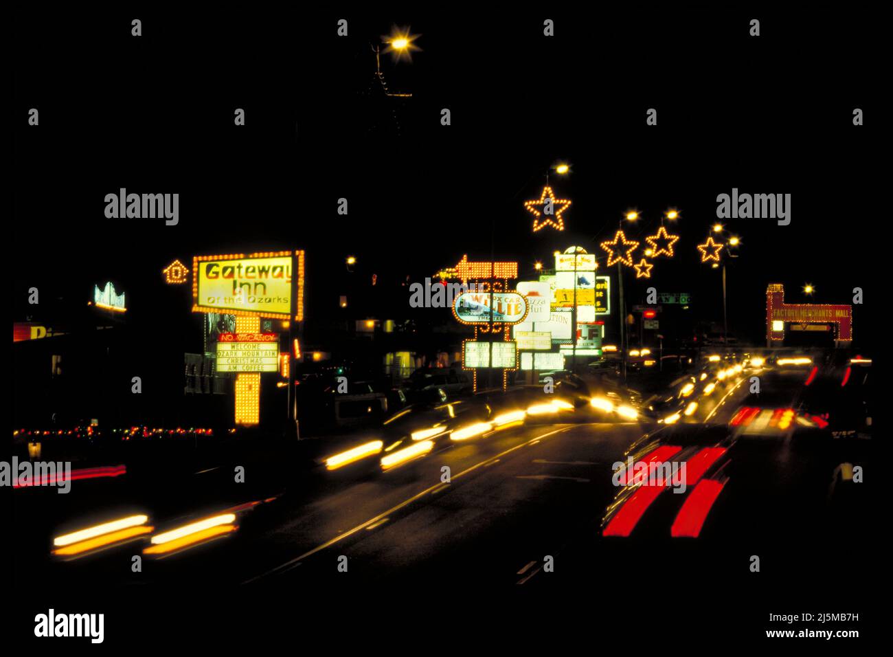Branson, Missouri USA 3 dicembre 1993: Luci di Natale adorn Highway 76 a Branson, Missouri durante le vacanze. Foto Stock