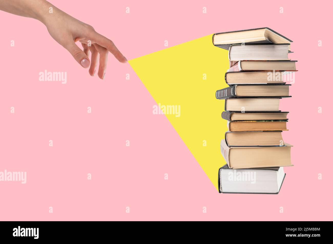 Raggio di luce proveniente dalla mano della donna a libri impilati su sfondo rosa. Istruzione, conoscenza, concetto di saggezza. Collage. Foto di alta qualità Foto Stock