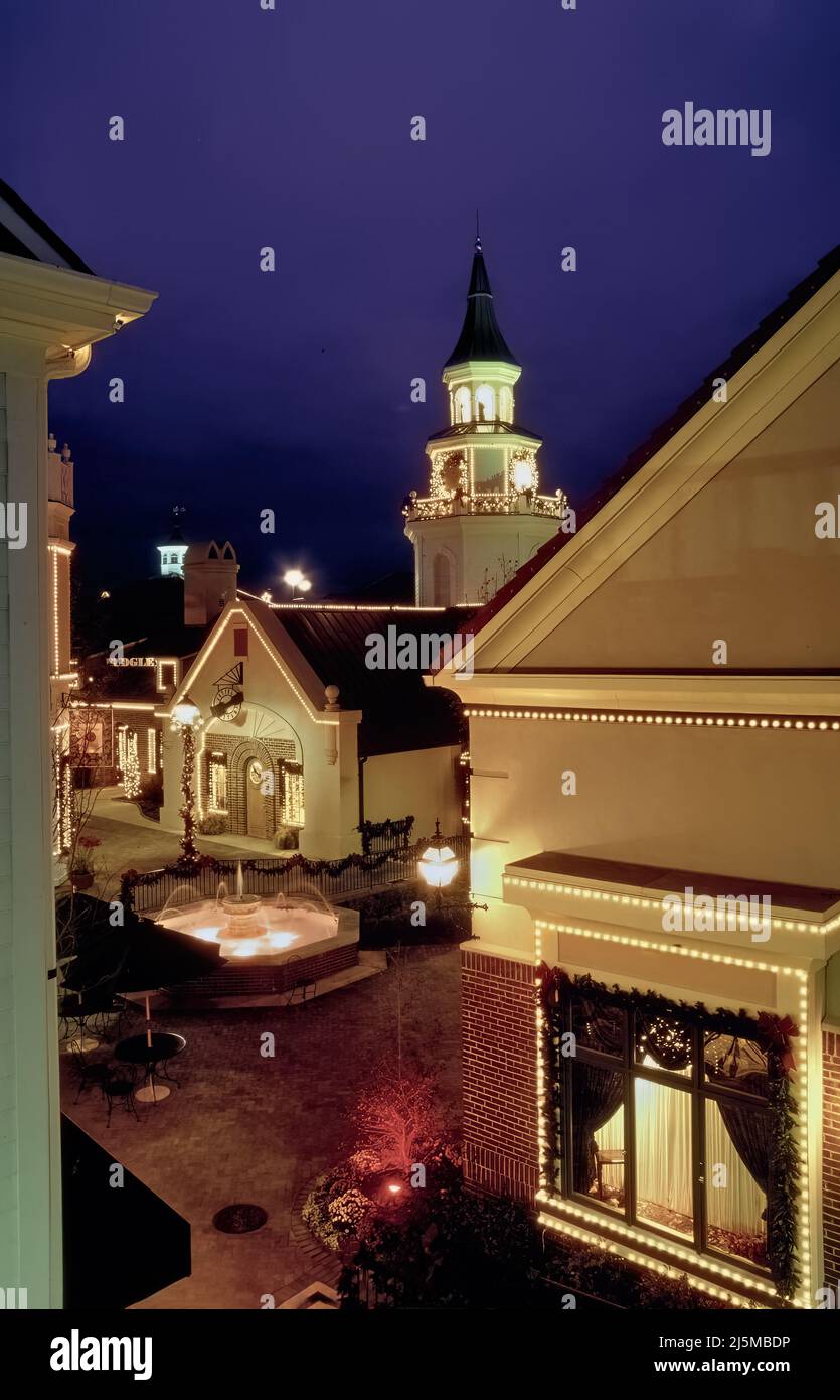 Branson, Missouri, USA, 4 dicembre 1993: A Natale, il centro commerciale Grand Village di Branson, Missouri, offre un'atmosfera antica allo shopping. Foto Stock