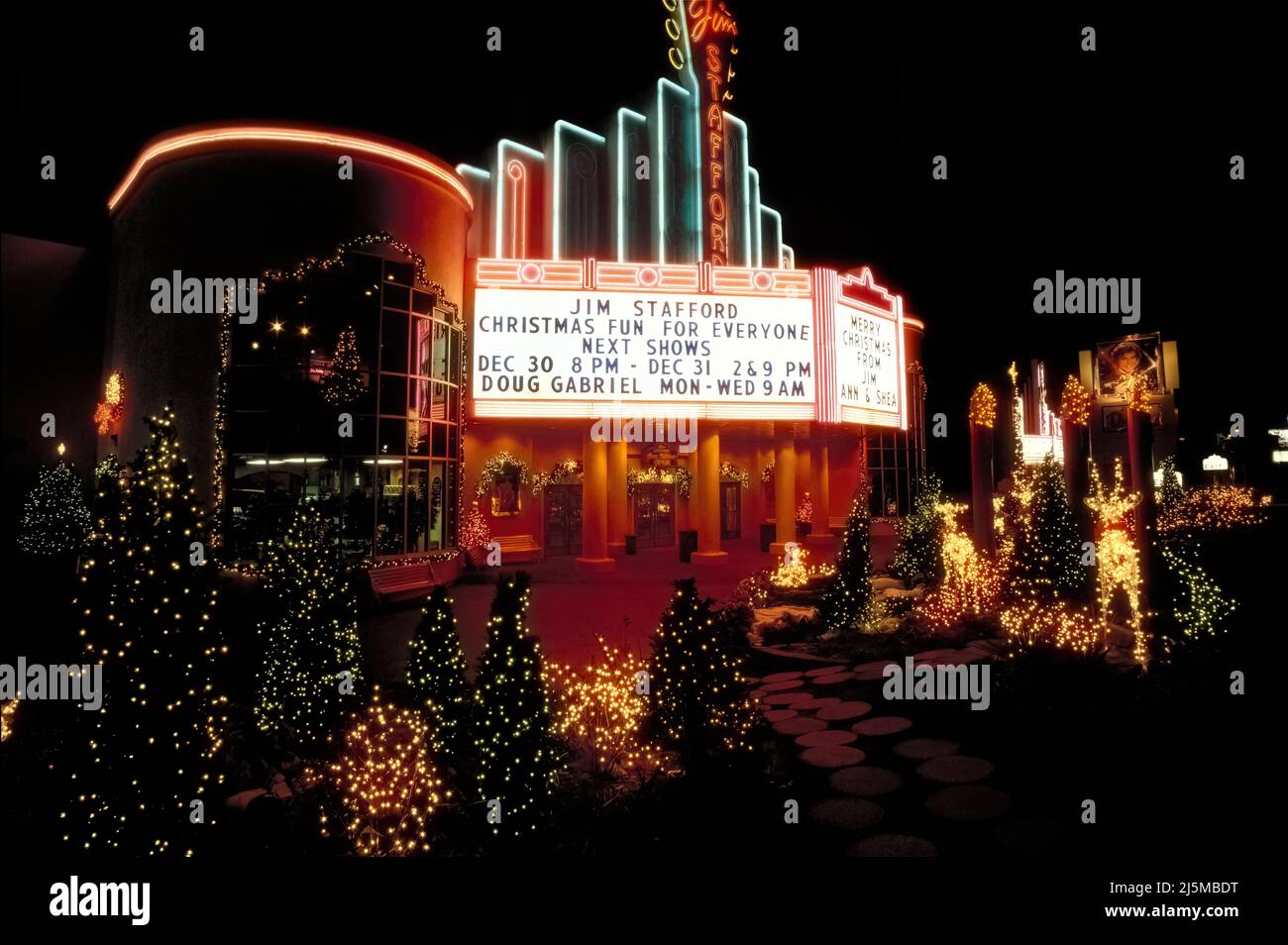 Branson, Missouri USA 4 dicembre 1993: Il Jim Stafford Theatre di Branson, Missouri, è decorato con luci e decorazioni natalizie. Foto Stock