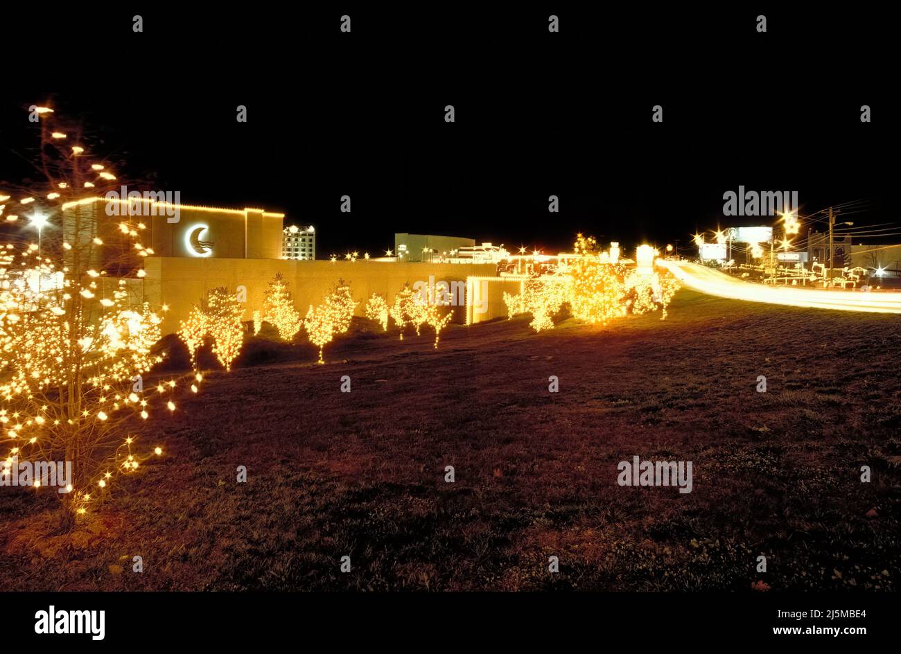 Branson, Missouri USA 4 dicembre 1993: Il teatro Andy Williams Moon River di Branson, Missouri, è decorato con luci e decorazioni natalizie. Foto Stock