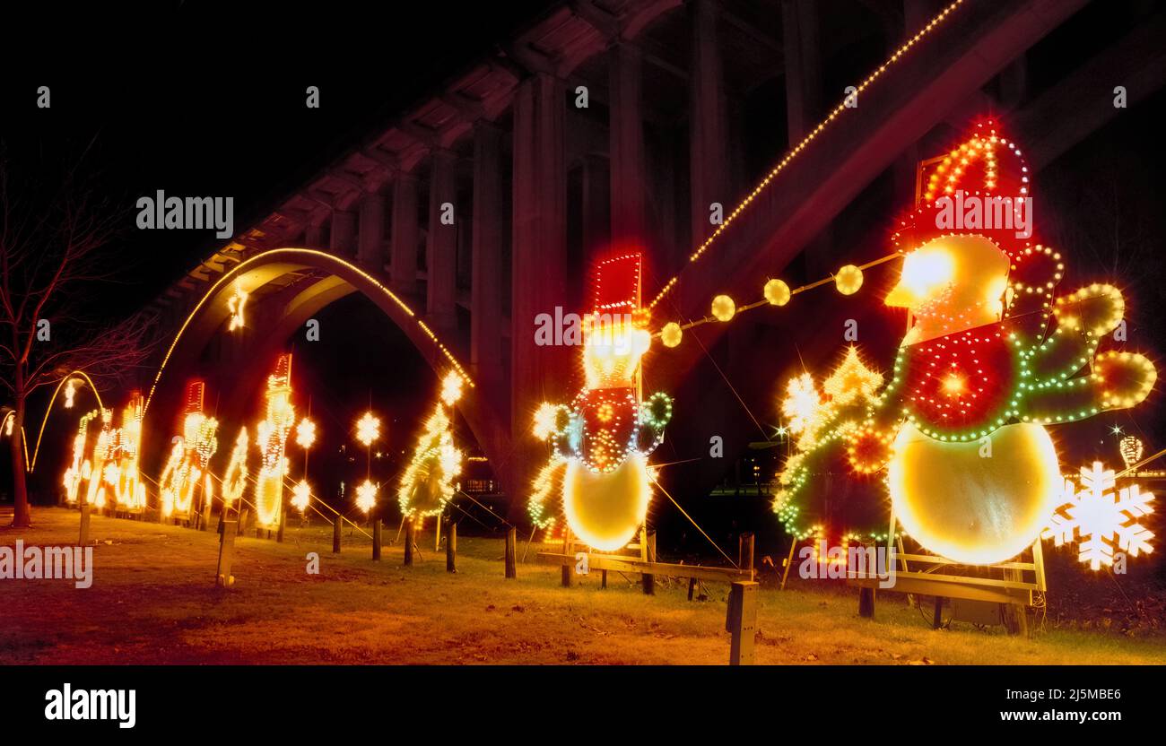 Branson, Missouri USA 4 dicembre 1993: Decorazioni natalizie adornano la costa dal Ponte Old Highway 65 a Branson, Missouri. Foto Stock