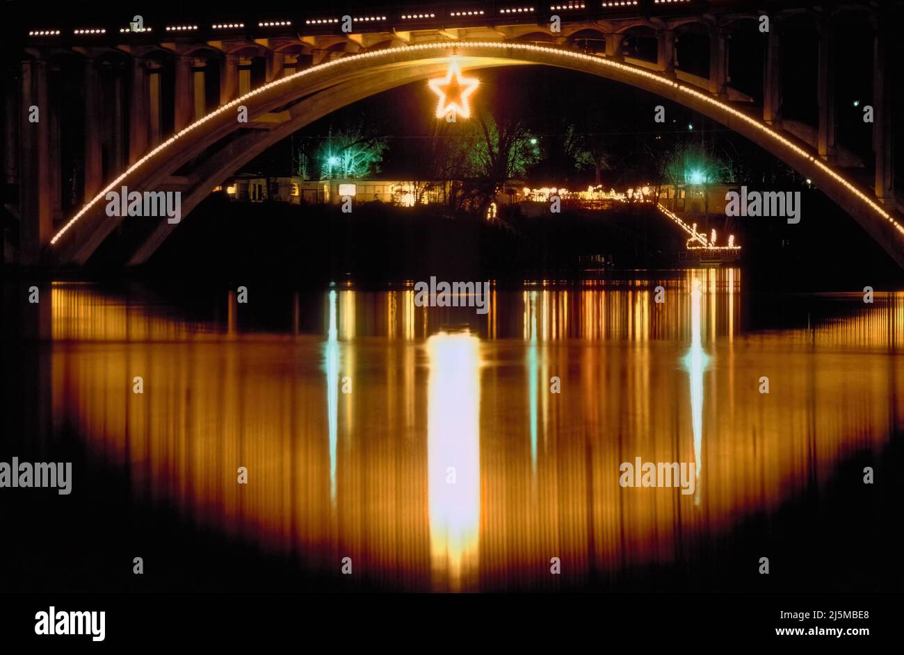 Branson, Missouri USA 4 dicembre 1993: Decorazioni natalizie adornano il ponte Old Highway 65 a Branson, Missouri. Foto Stock