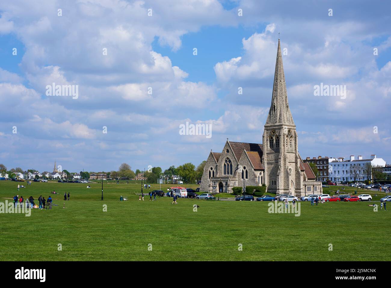 Blackheath, Londra Regno Unito, con la chiesa vittoriana di tutti i Santi, sulla salute Foto Stock