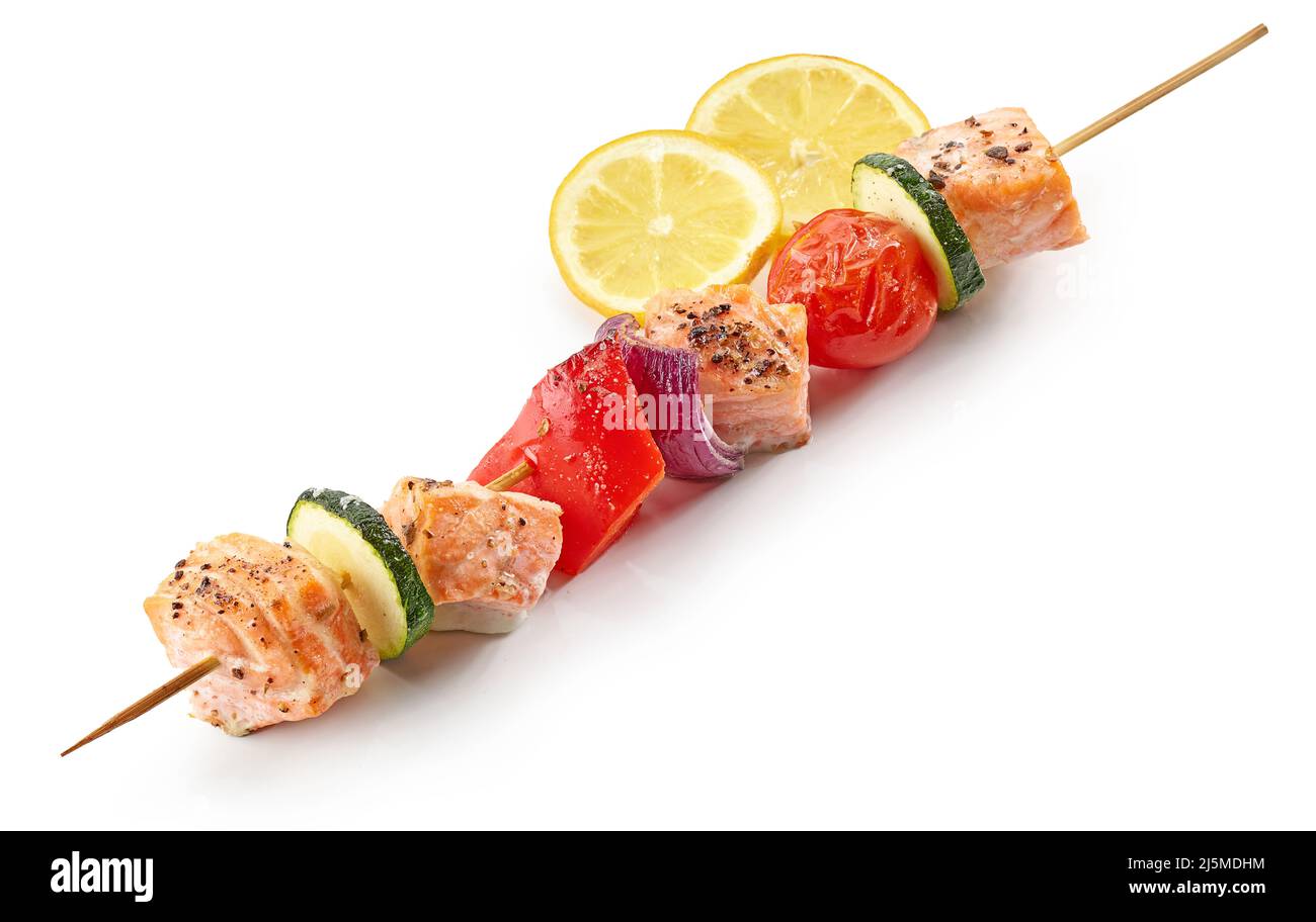 salmone alla griglia, spiedino di verdure e fette di limone isolate su sfondo bianco Foto Stock