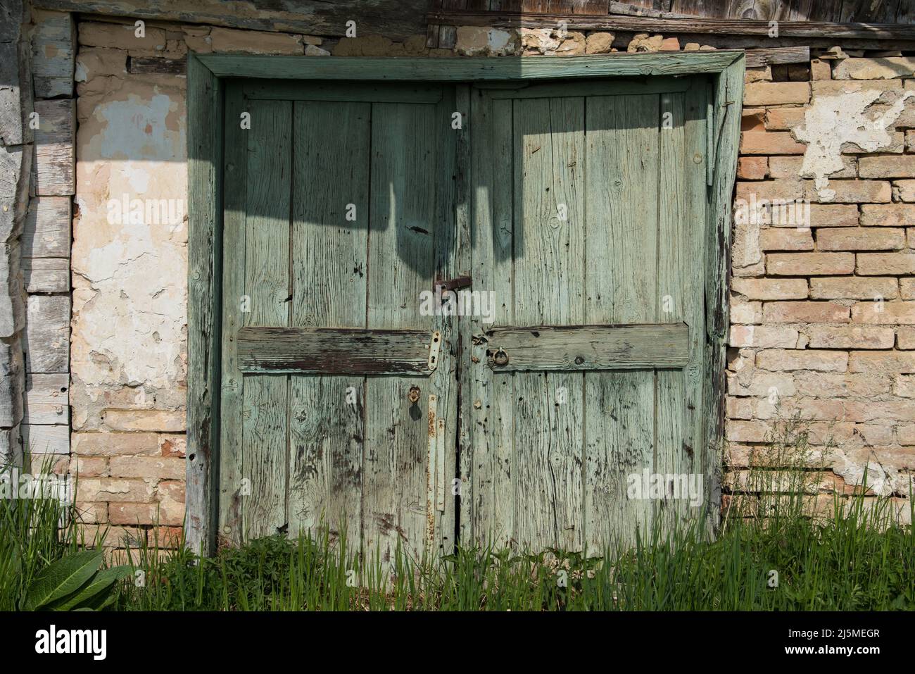 Croazia, aprile 20,2022: Vecchie porte rustiche in legno sulle pareti della casa rurale. Foto Stock