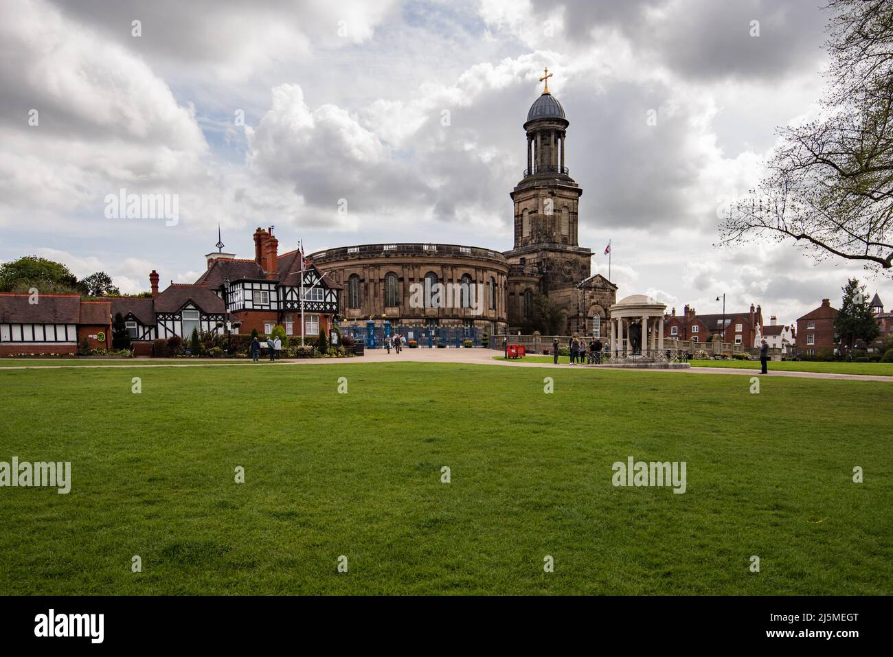 St Chad's Church a Shrewsbury Shropshire, situato vicino al Quarry Park. Interessante edificio circolare di design e ha una lapide di Ebenezer Scrooge. Foto Stock