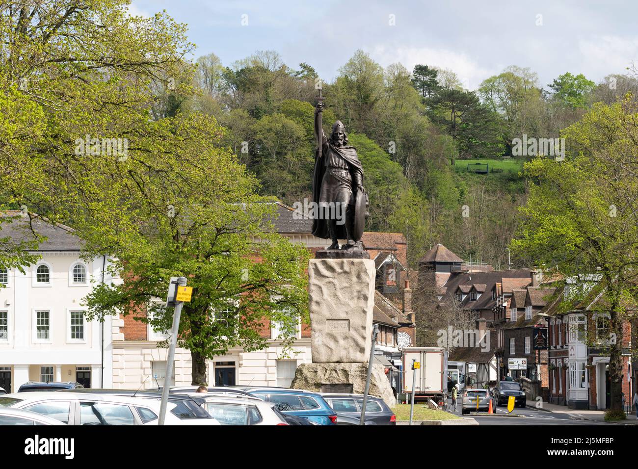 Il distintivo punto di riferimento della statua di bronzo del re Alfred the Great domina la Broadway nel centro di Winchester. Hampshire, Inghilterra Foto Stock