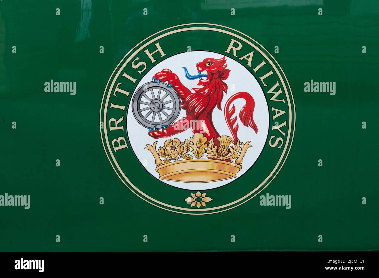 Tradizionale British Railways araldica cresta logo di un leone e ruota dipinta sul lato di una carrozza ferroviaria sulla linea di Watercress. Inghilterra Foto Stock