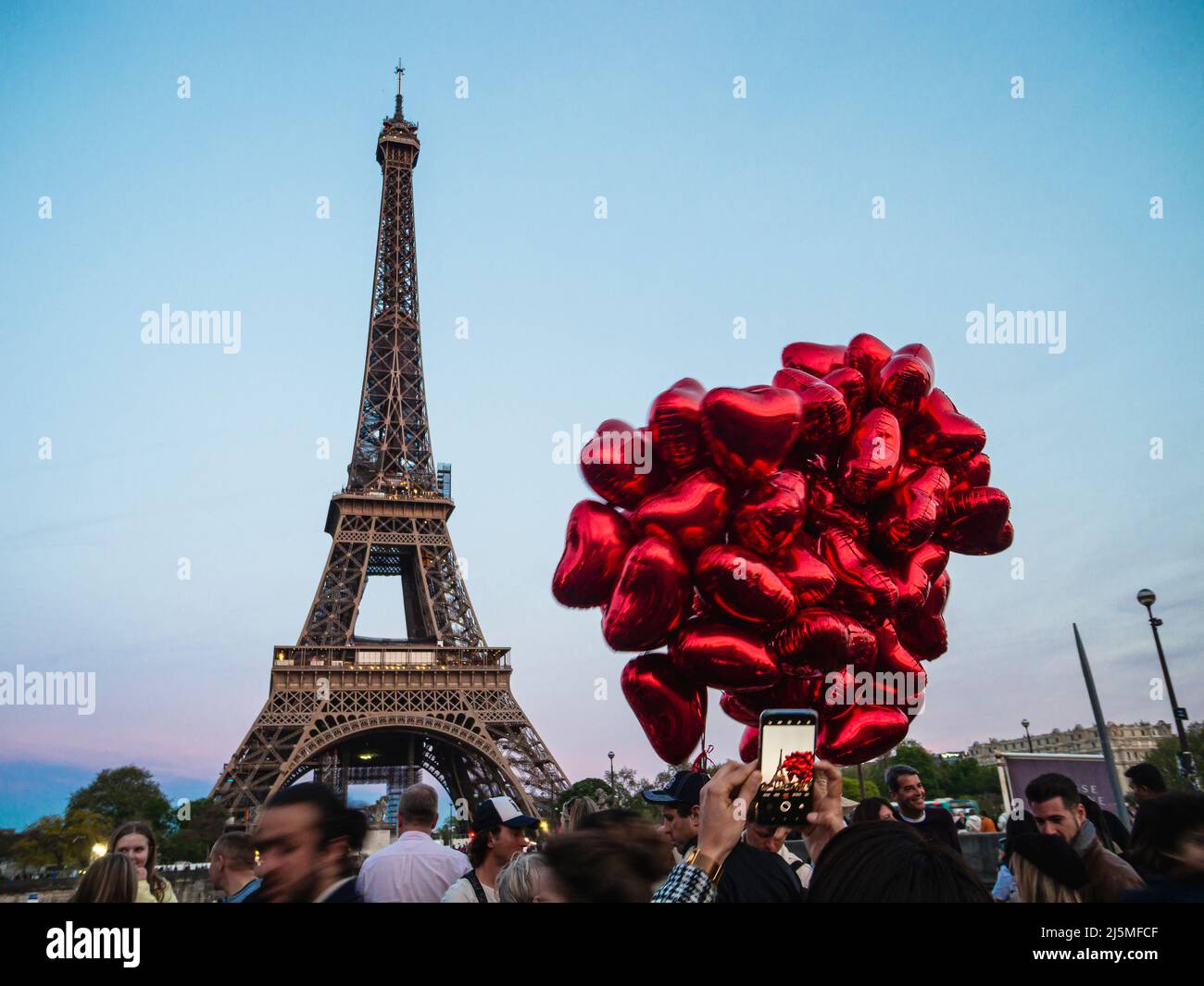 carta di buon compleanno da via parigi, torre eiffel e palloncini, disegnati a mano 1822470 Arte vettoriale a Vecteezy