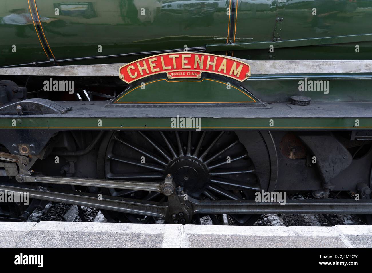 Primo piano sulla targhetta del 30925 Cheltenham Scuole Classe locomotiva a vapore che corre sulla linea Waterress Heritage. Hampshire, Inghilterra Foto Stock