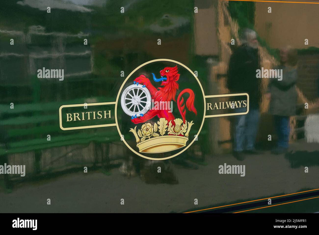 Tradizionale British Railways araldica cresta logo di un leone e ruota dipinta sul lato di una carrozza ferroviaria sulla linea di Watercress. Inghilterra Foto Stock