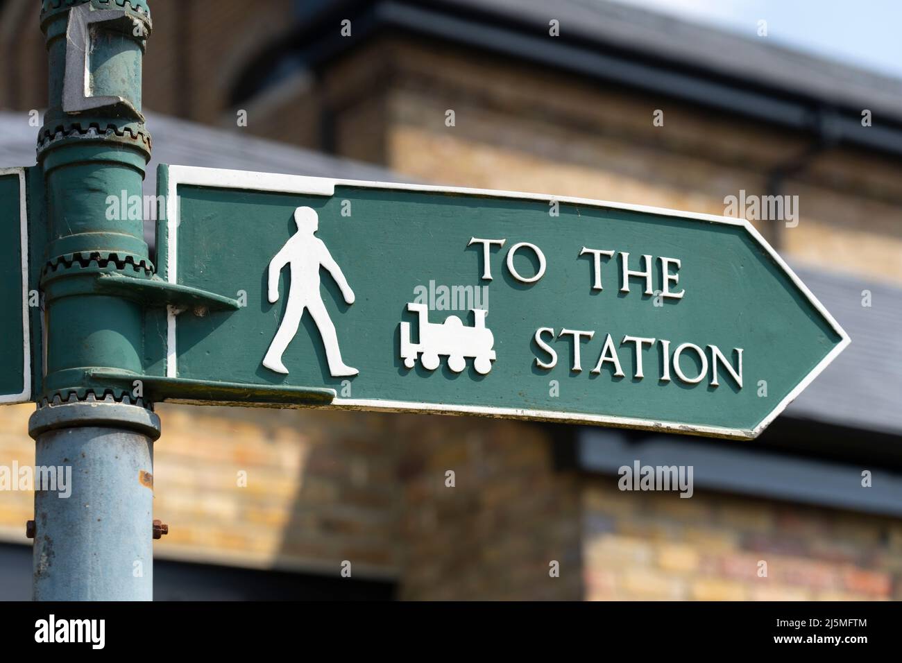 Un cartello stradale con la scritta 'to the Station' che fornisce indicazioni per i pedoni per la stazione ferroviaria di Alresford sulla linea di Watercress. Hampshire, Inghilterra Foto Stock