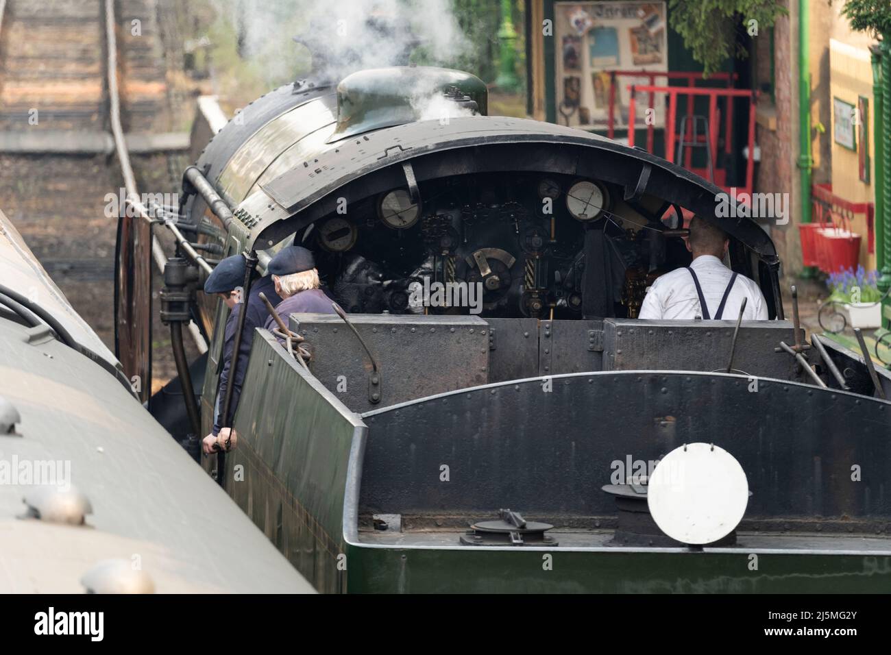 Vista aerea della cabina, conducente e tender a carbone della locomotiva a vapore 30925 che corre sulla linea di Watercress Heritage. Hampshire, Inghilterra Foto Stock