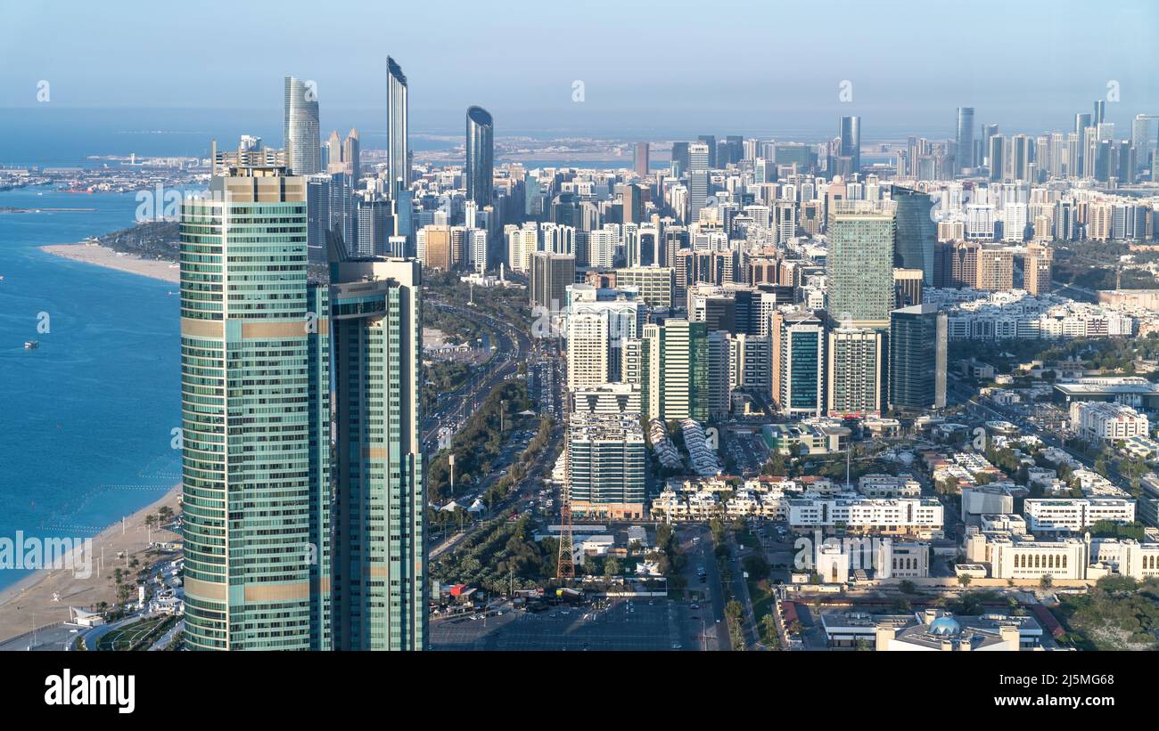 Abu Dhabi, Emirati Arabi Uniti - Febbraio 2022: Panorama della città di Abu Dhabi negli Emirati Arabi Uniti. Abu Dhabi attira 10 milioni di persone all'anno Foto Stock