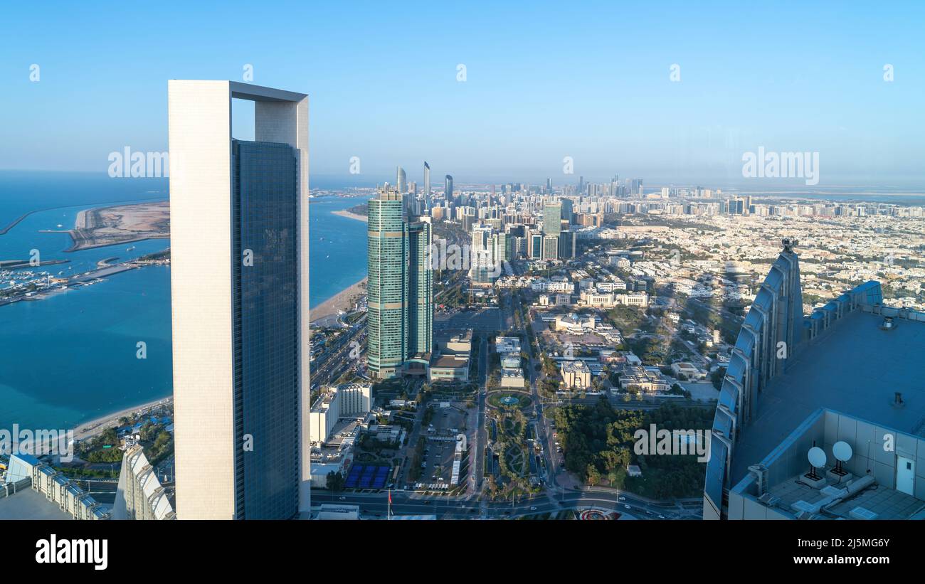Abu Dhabi, Emirati Arabi Uniti - Febbraio 2022: Panorama della città di Abu Dhabi negli Emirati Arabi Uniti. Abu Dhabi attira 10 milioni di persone all'anno Foto Stock
