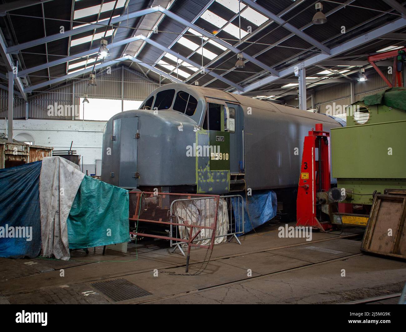 Conservazione della locomotiva a Barrow Hill Roundhouse, Derbyshire, aprile 2022. Classe 02, 03, 08 20, 45, 82, 55, 89, 47, 91 Foto Stock