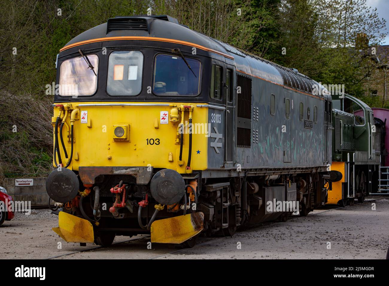 Per la BR Class 33, 33103 chiamata 'Swordfish', seduta in piedi presso la stazione di Wirksworth sulla ferrovia della Valle di Ecclesbourne, giorno di gala Diesel 2022 Foto Stock