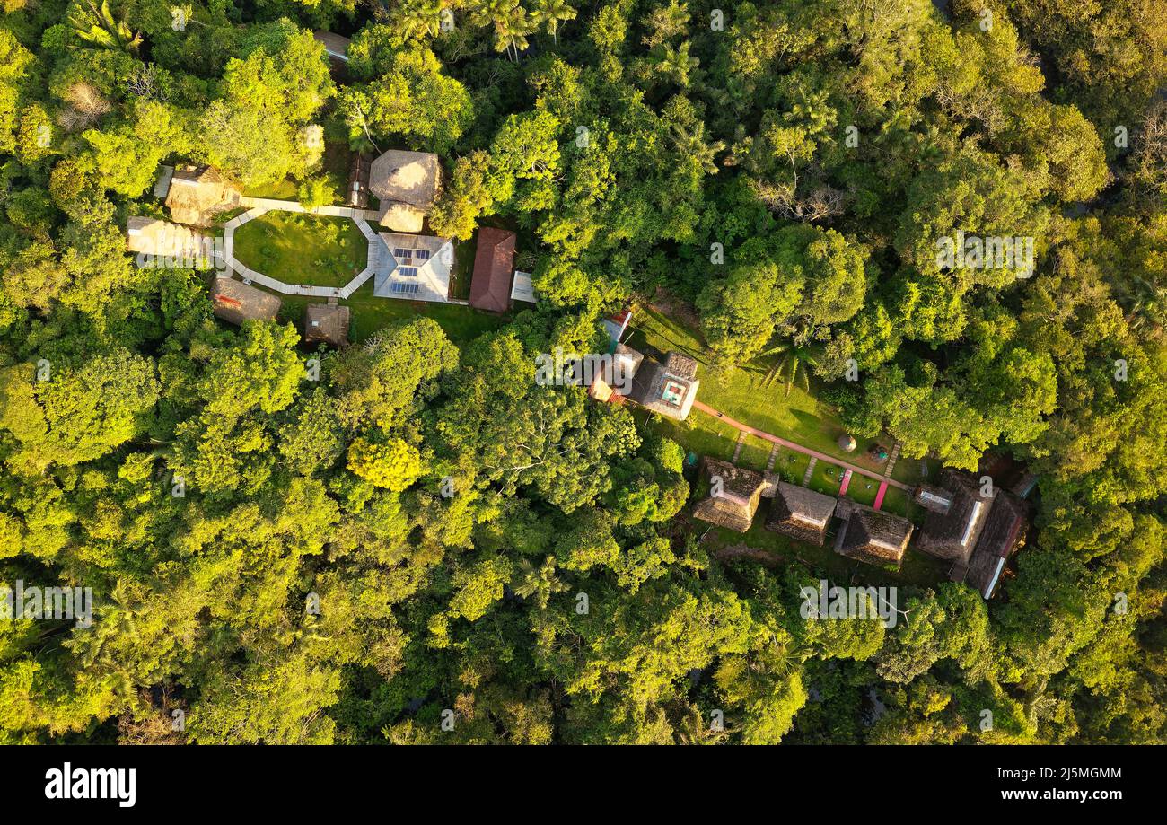 Lodge amazzonico nella riserva Cuyabeno in Ecuador, zona umida con laghi e stagni, fiume con piranas, delfini, caymans, serpenti e uccelli, paesaggista aereo Foto Stock