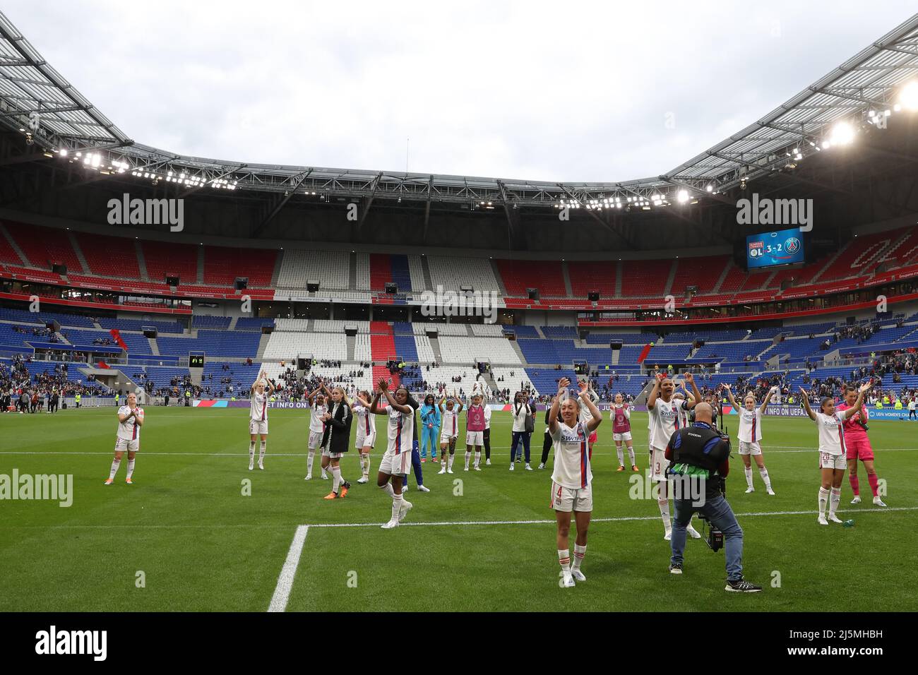 Lione, Francia, 24th aprile 2022. I giocatori di Olympique Lyonnais festeggiano tra i tifosi dopo il fischio finale della partita UEFA Womens Champions League all'OL Stadium di Lione. Il credito d'immagine dovrebbe essere: Jonathan Moscrop / Sportimage Credit: Sportimage/Alamy Live News Foto Stock