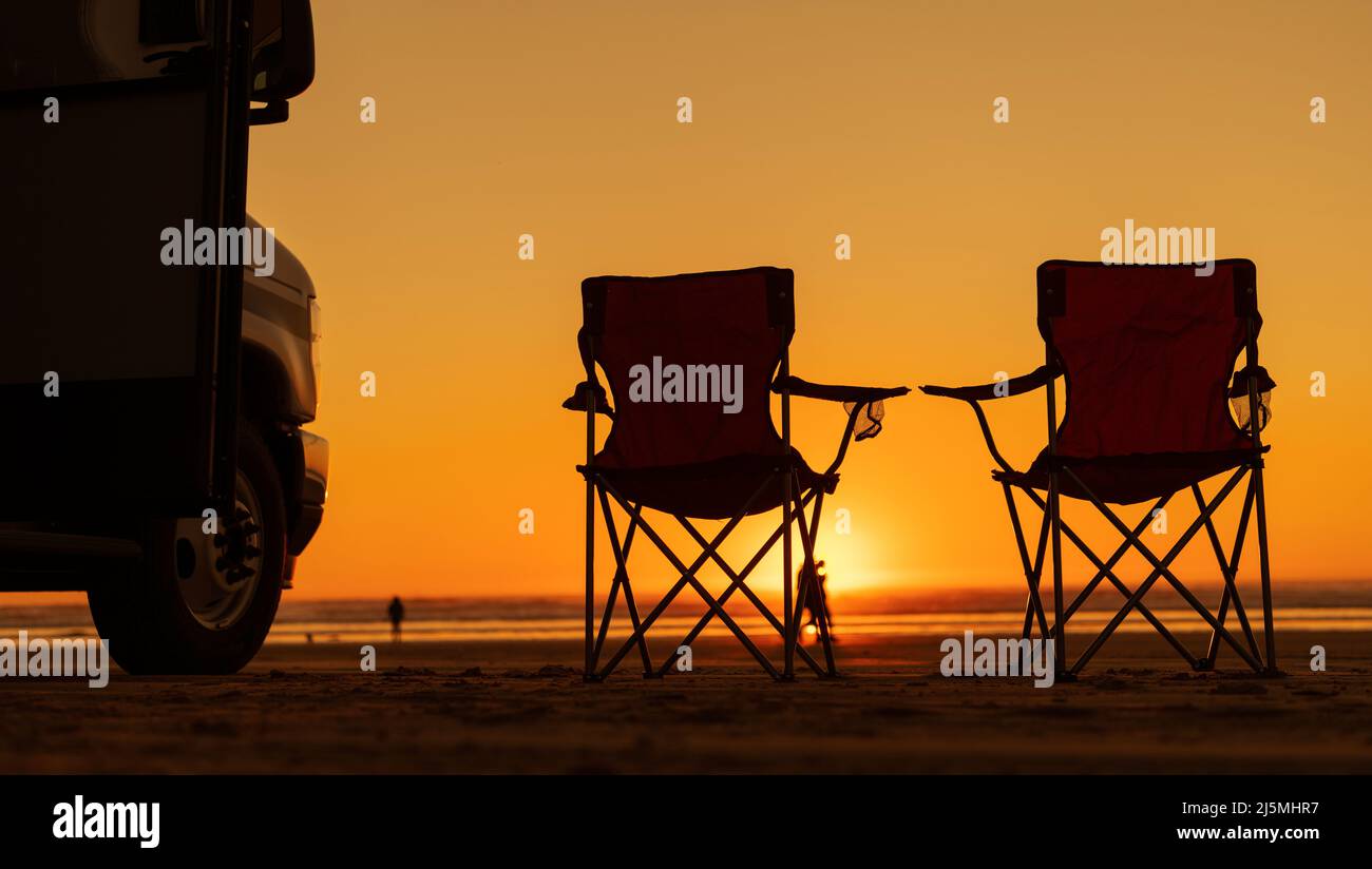 Vista panoramica sulla spiaggia Sunset con camper e due sedie da campeggio. Costa della California, Stati Uniti d'America. Foto Stock