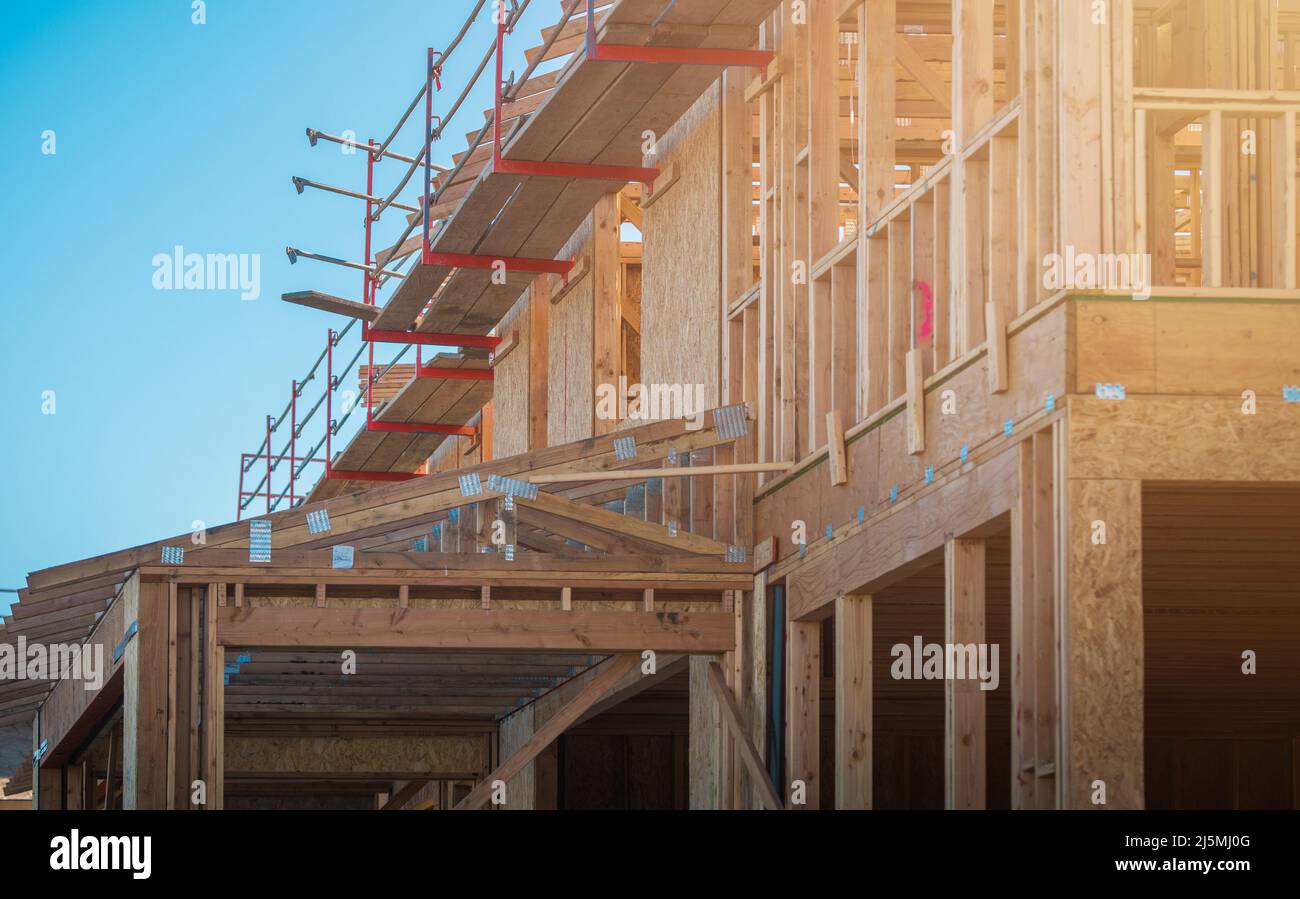 Sviluppo di edifici residenziali in legno con struttura a scheletro. Tema dell'industria edile americana. Costruzione di nuove case. Foto Stock