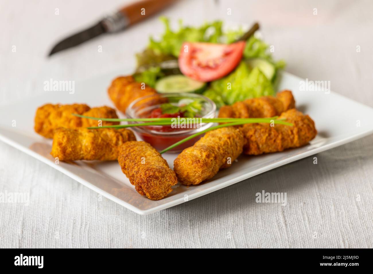 Primo piano di crocchette di purè di patate su una piastra Foto Stock