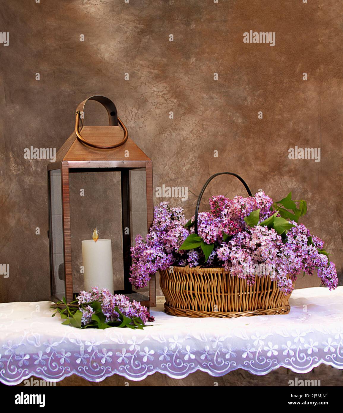 Lanterna di campagna e cesto di Lilacs Foto Stock