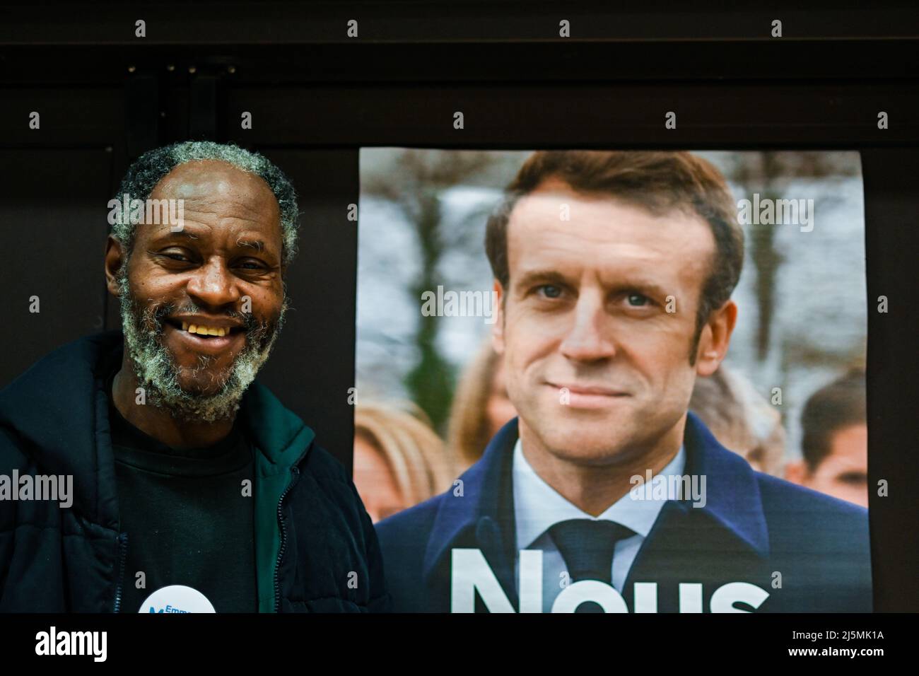 Parigi, Francia. 24 aprile 2022, Clermont Ferrand, Auvergne Rhone Alpes, Francia: Un uomo pone accanto AL poster EMMANUEL MACRON S. Serata elettorale con i sostenitori DI EMMANUEL MACRON, alla Maison du peuple di Clermont-Ferrand. Secondo turno delle elezioni presidenziali in Francia, il popolo francese è chiamato a scegliere tra EMMANUEL MACRON e MARINE LE PEN. (Credit Image: © Adrien Fillon/ZUMA Press Wire) Credit: ZUMA Press, Inc./Alamy Live News Foto Stock