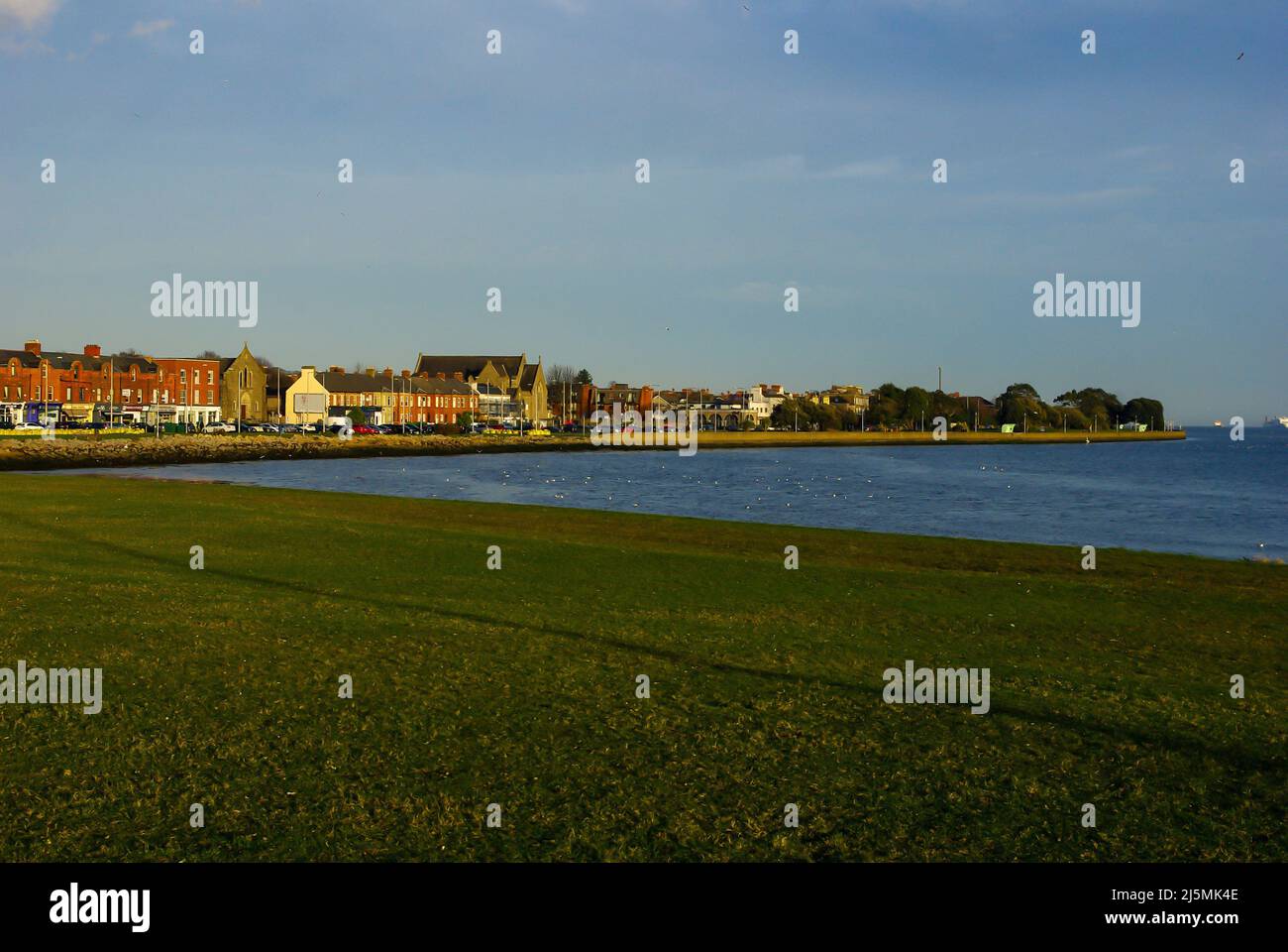 Dublino tramonto e luce di strada su gru liffey e ponte Foto Stock