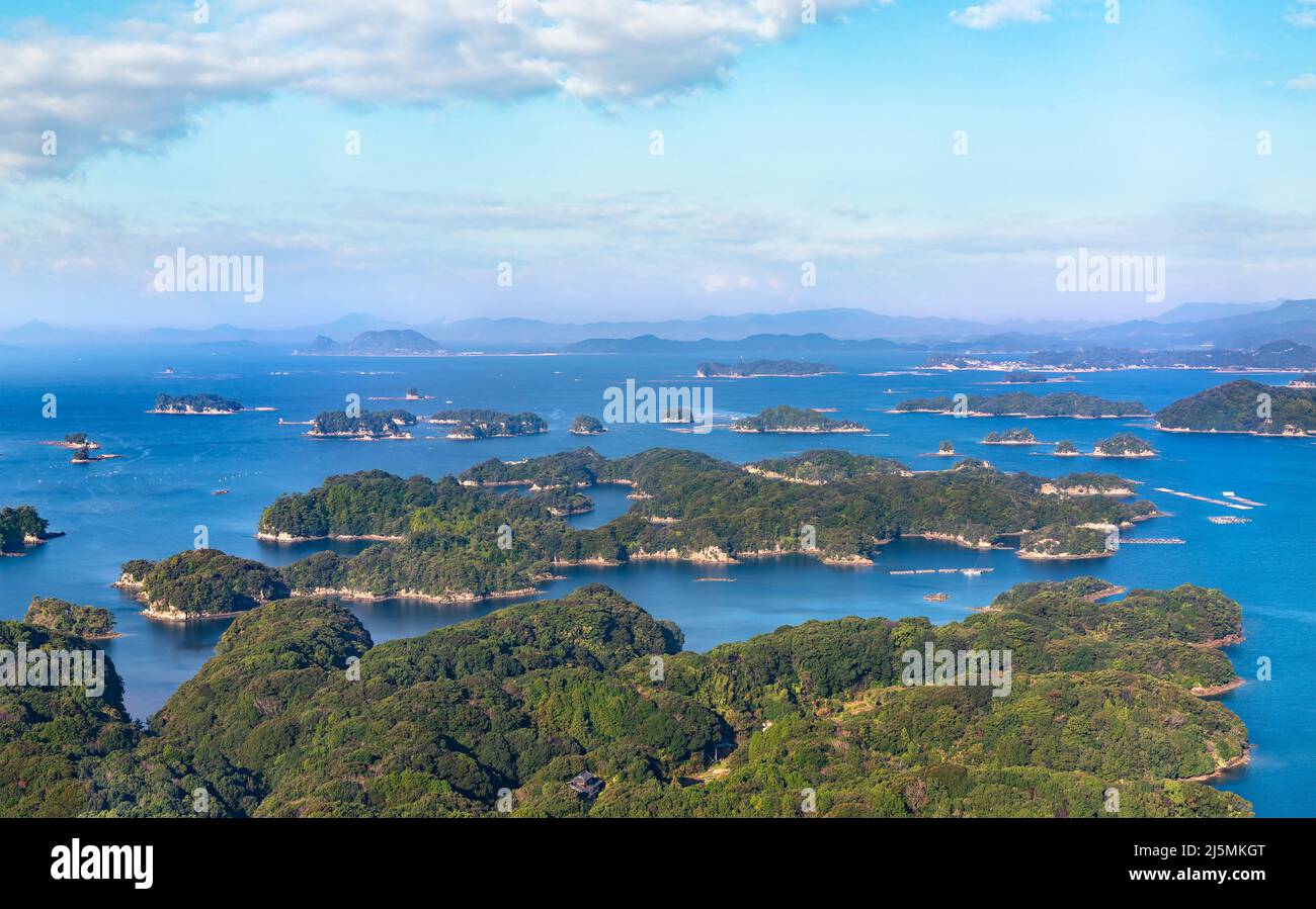 Bella vista dall'alto di un mare delle isole Kujūkushima che si trovano al largo di sasebo famosa per la sua costa a denti di sega con isolotti multipli parte di S. Foto Stock