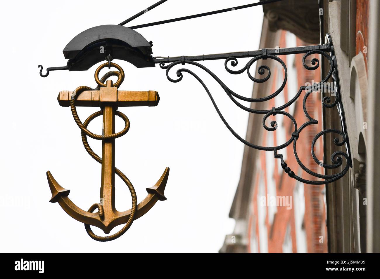 Corda avvolta intorno al cartello di ancoraggio, uno degli storici cartelli pendenti in Lombard Street nella City of London Foto Stock