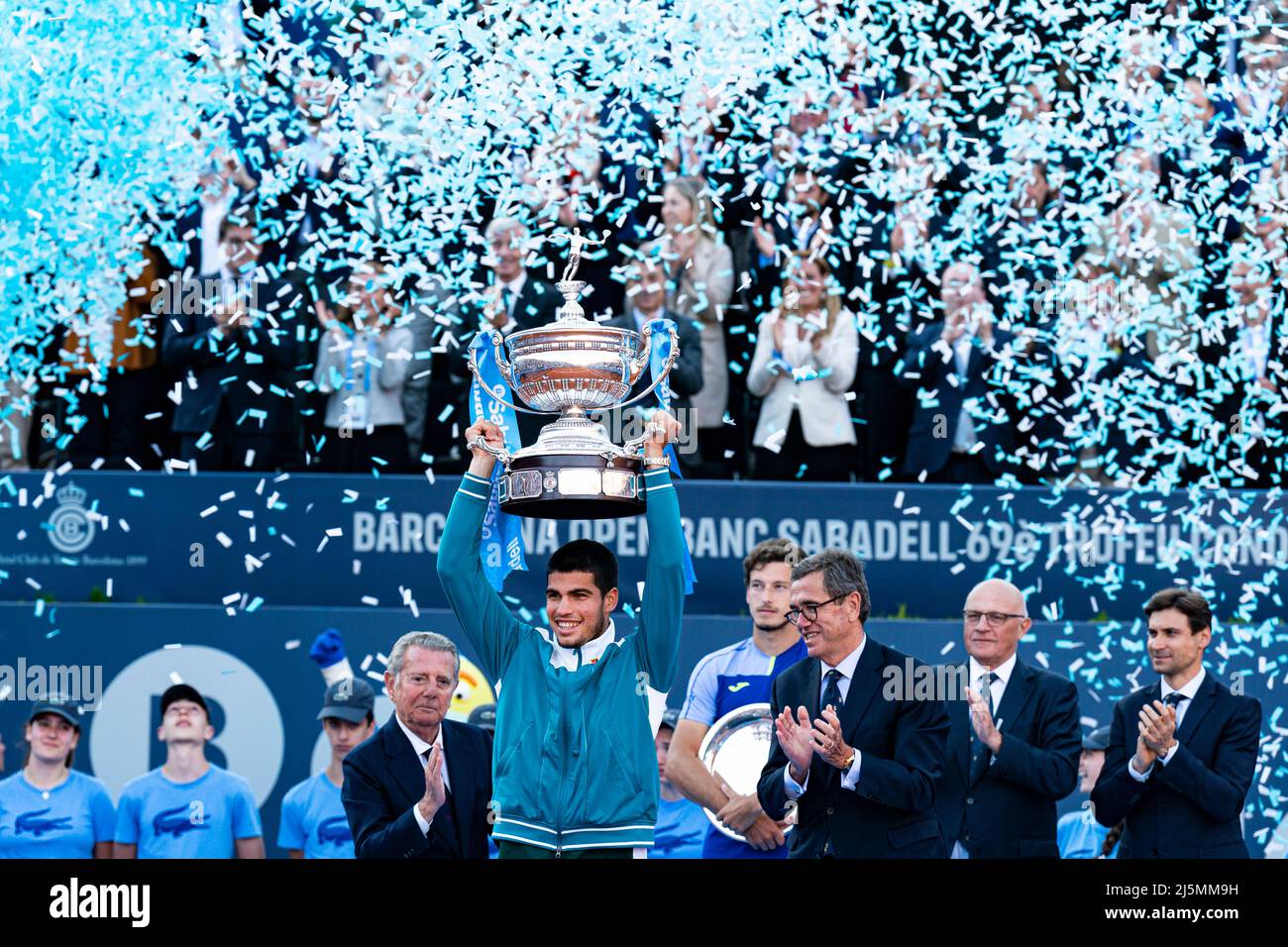 Barcellona, Spagna. 24th Apr 2022. Carlos Alcaraz di Spagna ha vinto il trofeo dopo aver vinto la finale della partita di tennis Barcelona Open Banc Sabadell al Real Club de Tenis Barcelona il 24 aprile 2022 a Barcellona, Spagna. Foto: SIU Wu. Credit: dpa/Alamy Live News Foto Stock