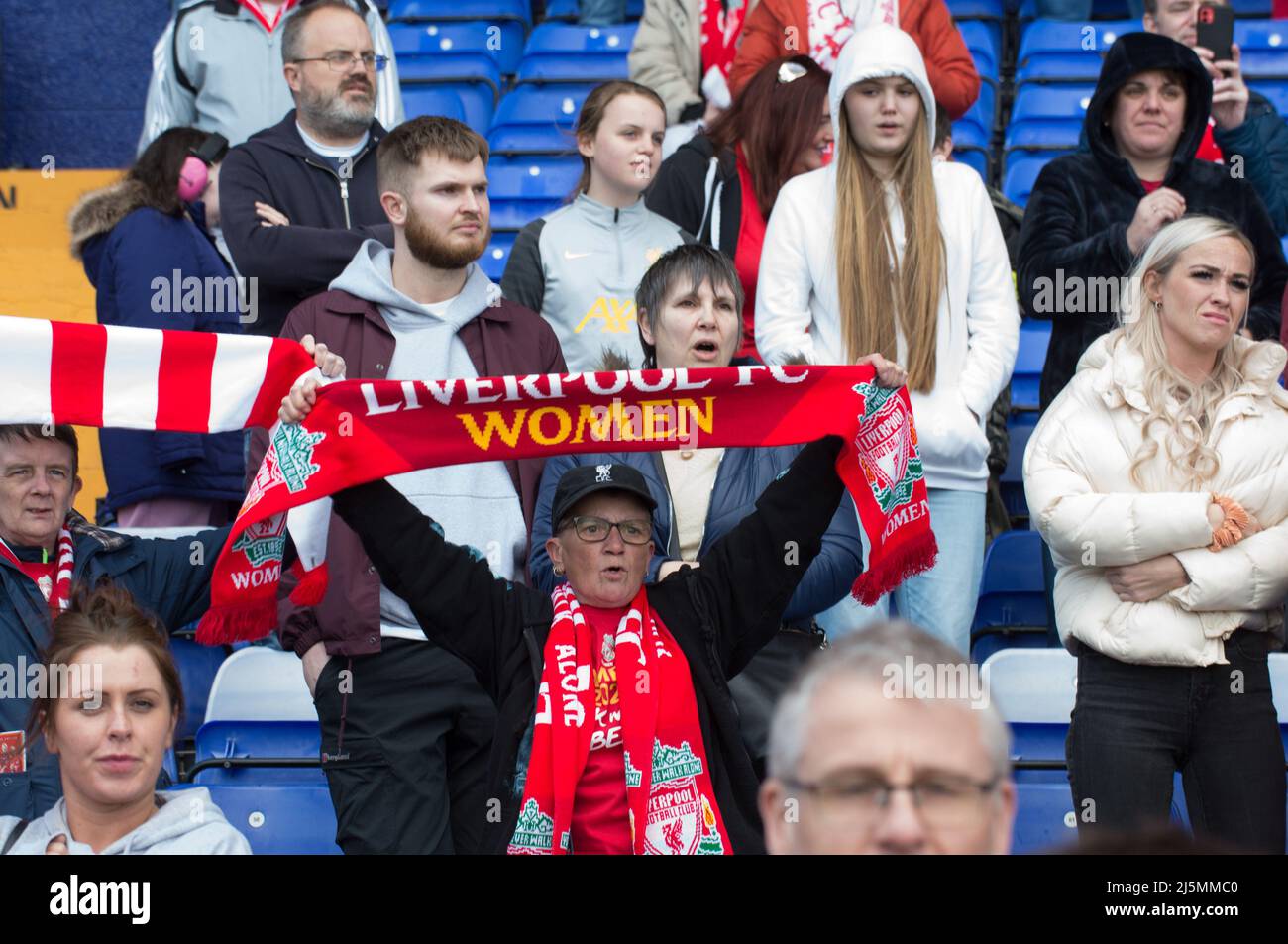 Birkenhead, Regno Unito. 24th Apr 2022. I tifosi di Liverpool festeggiano la vittoria del campionato delle donne fa 2021-22 dopo che Liverpool vinse la partita di football del campionato delle donne tra Liverpool e Sheffield United 6-1 al Prenton Park di Birkenhead, Inghilterra. Terry Scott/SPP Credit: SPP Sport Press Photo. /Alamy Live News Foto Stock