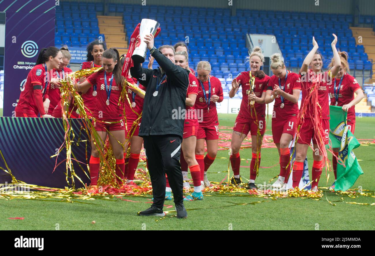 Birkenhead, Regno Unito. 24th Apr 2022. Il direttore di Liverpool Matt Beard festeggia con il trofeo dopo aver vinto il campionato fa Women's Championship 2021-22 dopo aver vinto la partita di calcio del campionato Womens tra Liverpool e Sheffield United 6-1 al Prenton Park di Birkenhead, Inghilterra. Terry Scott/SPP Credit: SPP Sport Press Photo. /Alamy Live News Foto Stock