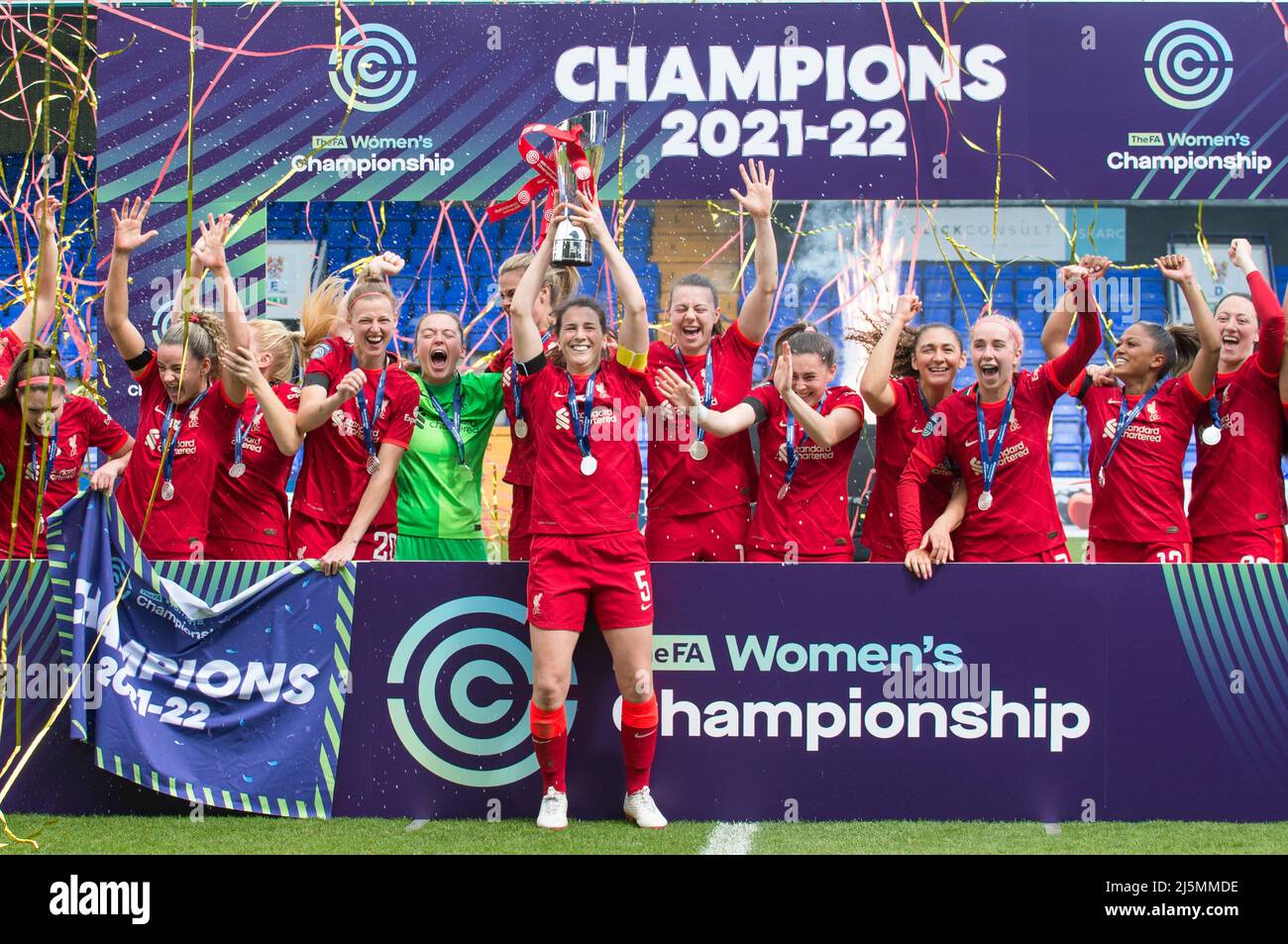 Birkenhead, Regno Unito. 24th Apr 2022. La squadra di Liverpool festeggia con il trofeo dopo aver vinto il campionato fa Women's Championship 2021-22 dopo aver vinto la partita di football del campionato Womens tra Liverpool e Sheffield United 6-1 al Prenton Park di Birkenhead, Inghilterra. Terry Scott/SPP Credit: SPP Sport Press Photo. /Alamy Live News Foto Stock