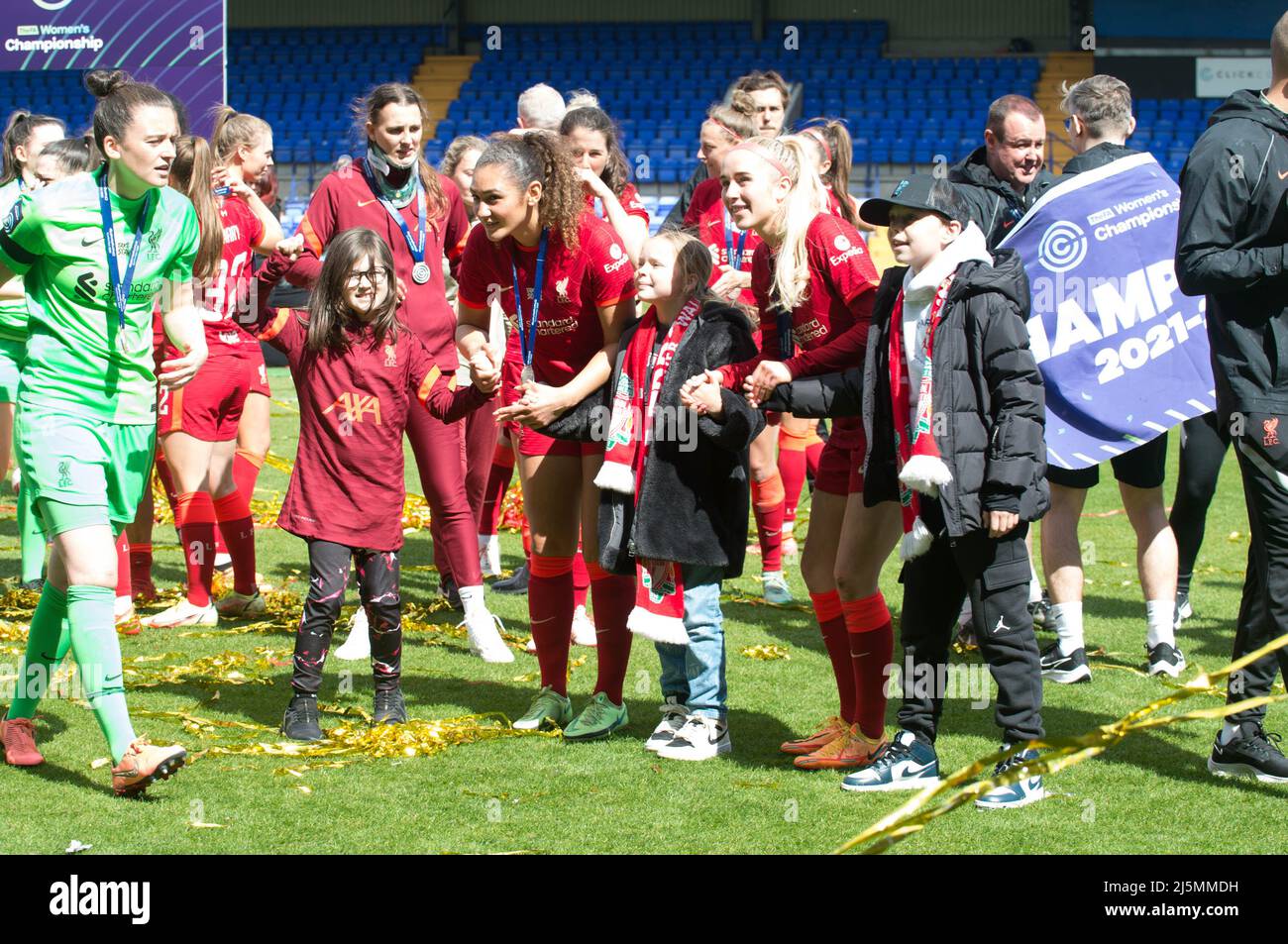 Birkenhead, Regno Unito. 24th Apr 2022. La squadra di Liverpool festeggia con la famiglia dopo aver vinto il campionato fa Women's Championship 2021-22 dopo aver vinto la partita di football del campionato Womens tra Liverpool e Sheffield United 6-1 al Prenton Park di Birkenhead, Inghilterra. Terry Scott/SPP Credit: SPP Sport Press Photo. /Alamy Live News Foto Stock