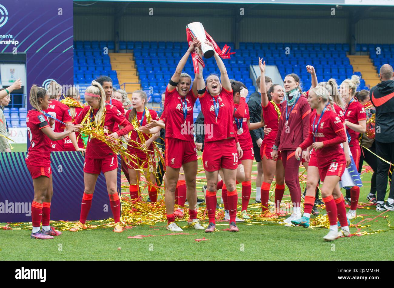 Birkenhead, Regno Unito. 24th Apr 2022. La squadra di Liverpool festeggia con il trofeo dopo aver vinto il campionato fa Women's Championship 2021-22 dopo aver vinto la partita di football del campionato Womens tra Liverpool e Sheffield United 6-1 al Prenton Park di Birkenhead, Inghilterra. Terry Scott/SPP Credit: SPP Sport Press Photo. /Alamy Live News Foto Stock