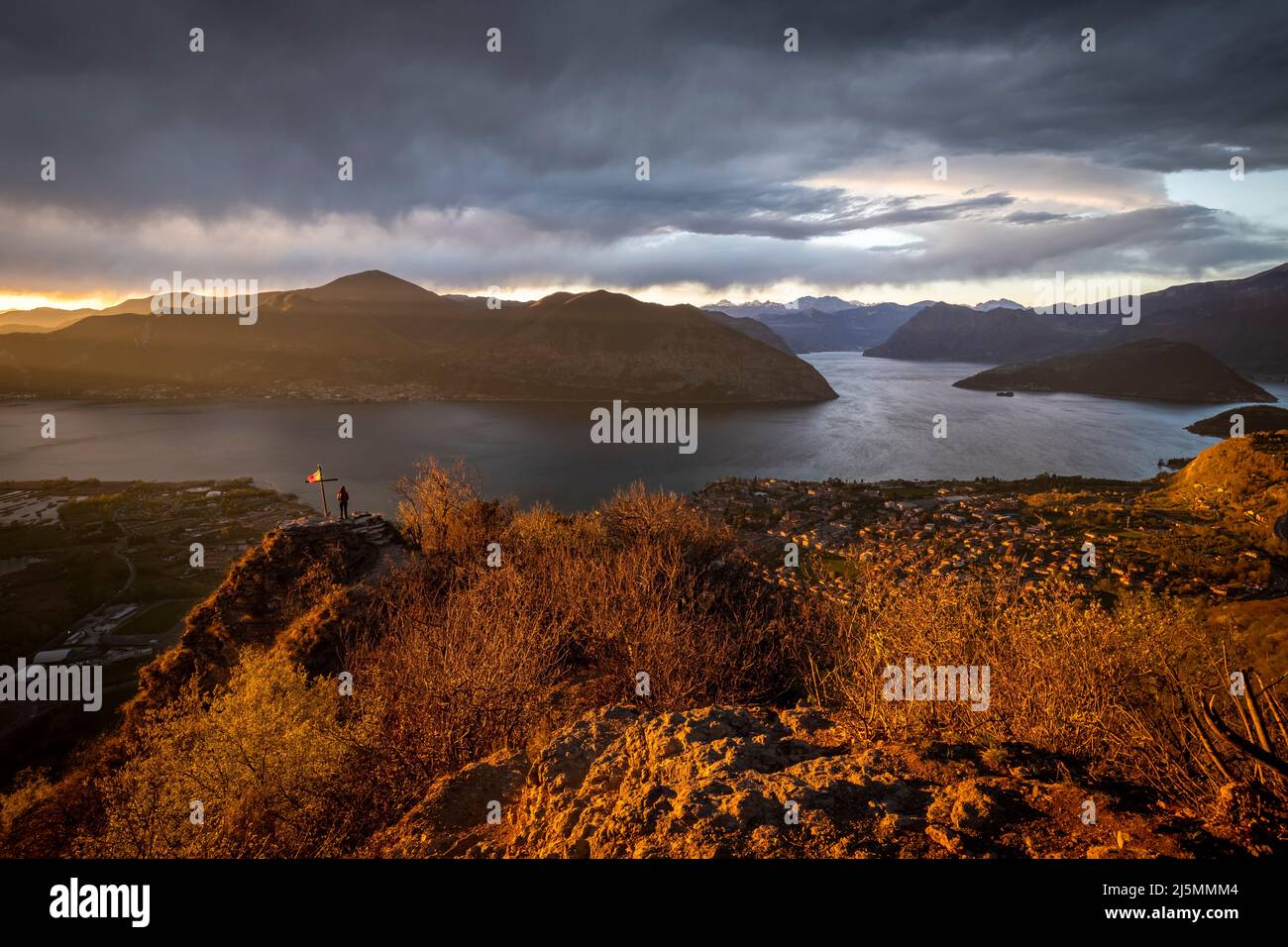 Vista di un tramonto colorato sul lago d'Iseo dalla Balota del Coren. Iseo, provincia di Brescia, Distretto dei Laghi, Lombardia, Italia, Europa. Foto Stock