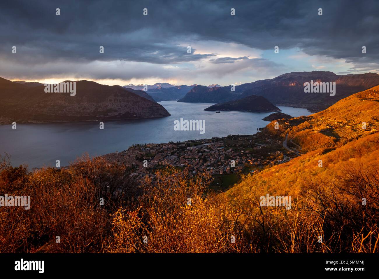 Vista di un tramonto colorato sul lago d'Iseo dalla Balota del Coren. Iseo, provincia di Brescia, Distretto dei Laghi, Lombardia, Italia, Europa. Foto Stock