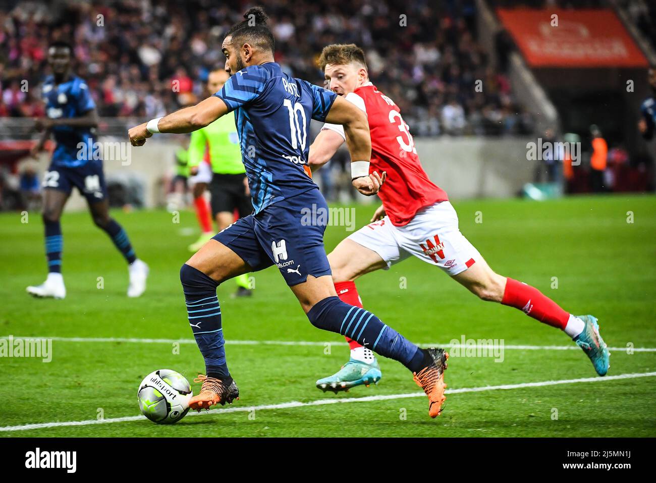 Dimitri PAYET di Marsiglia e Thomas FOKET di Reims durante il campionato francese Ligue 1 partita di calcio tra Stade de Reims e Olympique de Marseille il 24 aprile 2022 allo stadio Auguste Delaune di Reims, Francia - Foto Matthieu Mirville / DPPI Foto Stock