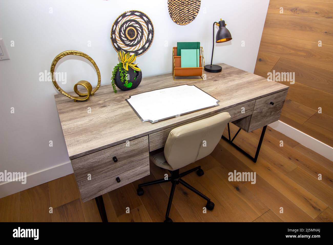 Scrivania in legno chiaro in Home Office Foto Stock