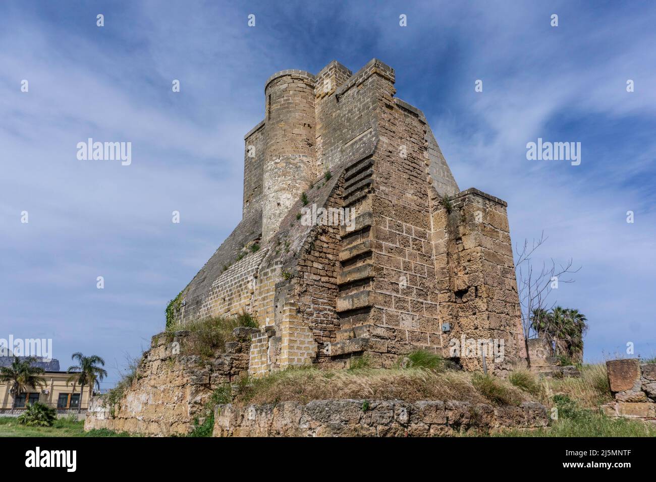 Le rovine della fortezza di Castellamare nel porto di Palermo, Sicilia, Italia. Una volta la fortezza ha svolto un ruolo importante nelle difese della città. Foto Stock
